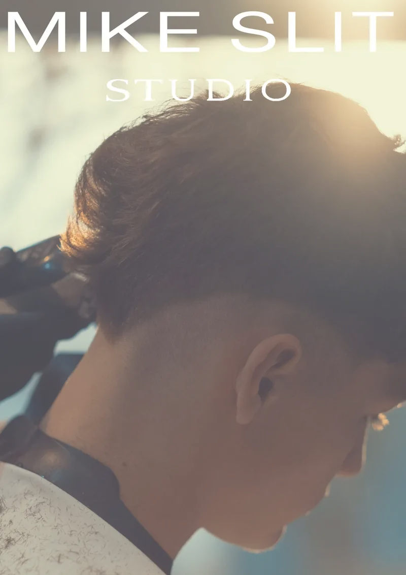 Plakát MIKE SLIT STUDIO s velkým logotypem přes fotografii