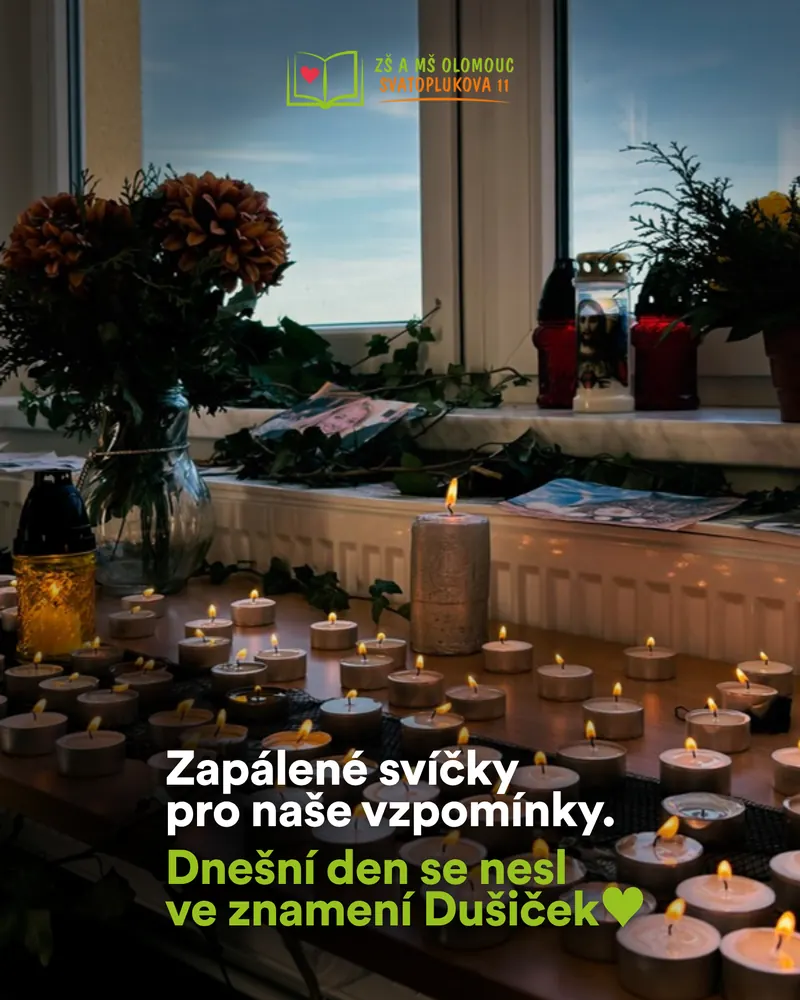 Příspěvek školy k Dušičkám se zapálenými svíčkami na parapetu
